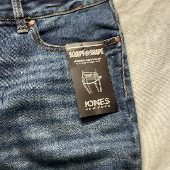 NWT Jones New York Women’s Lexington Crop Flare Jeans Size 16/33 - Picture 2 of 6
